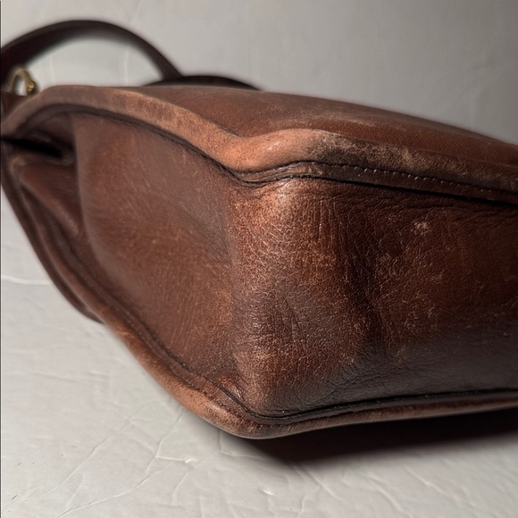 Coach Vintage Willis 9927 Brown Leather Messenger Bag with Gold Turn Lock - Picture 4 of 13